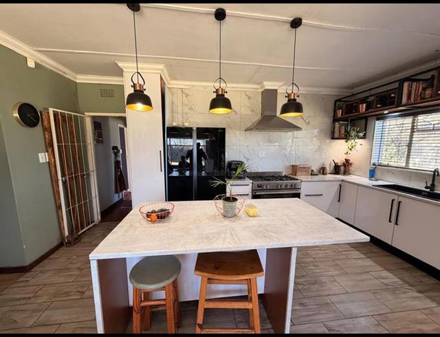 4 BEDROOM HOUSE FOR SALE IN DRIE RIVIERE